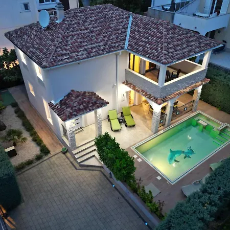 Krk-4 Bedrooms, 4 Bathrooms With Heated Pool And Jacuzzi, 150m From The Sea *